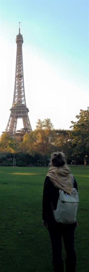 Me looking at la tour Eiffel